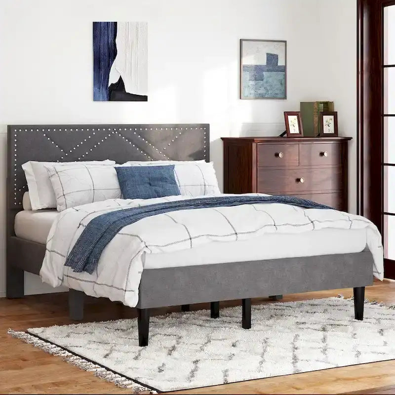 Lit plateforme grand format avec tête de lit capitonnée et rangement intégré
