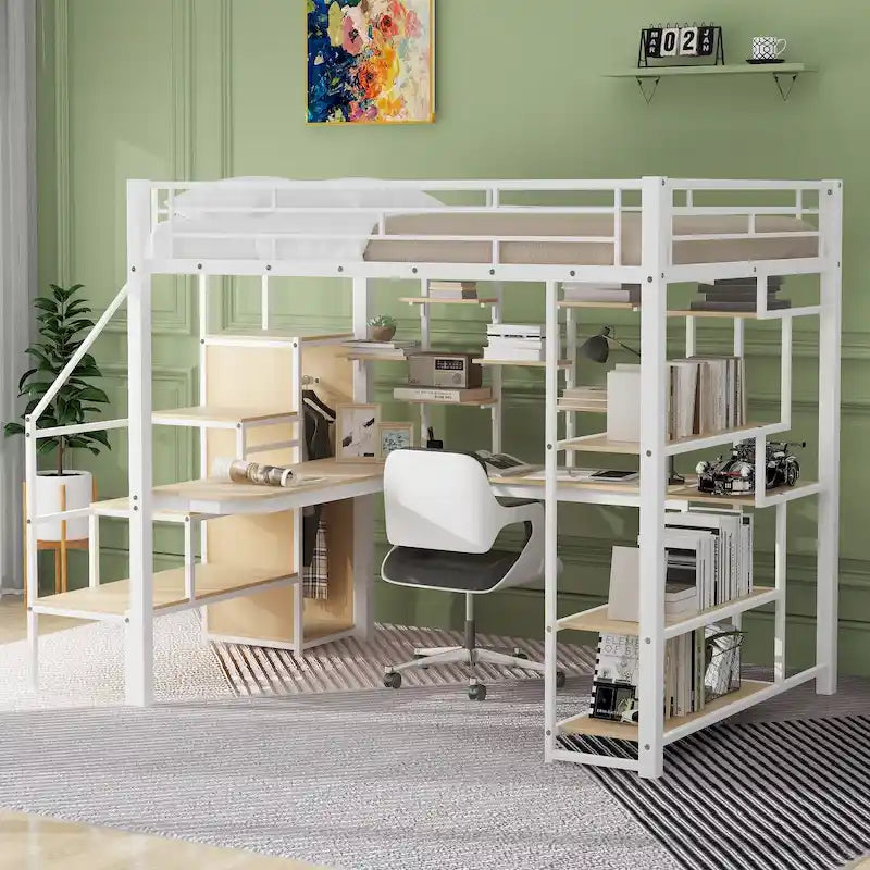 Lit mezzanine en métal blanc grandeur nature avec escalier de rangement et petite armoire, bureau intégré et étagères de rangement